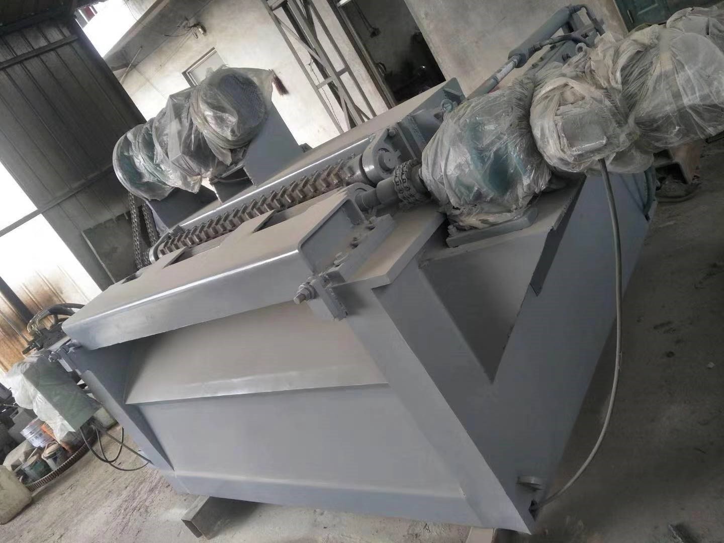 wood log debarking and rounding machine