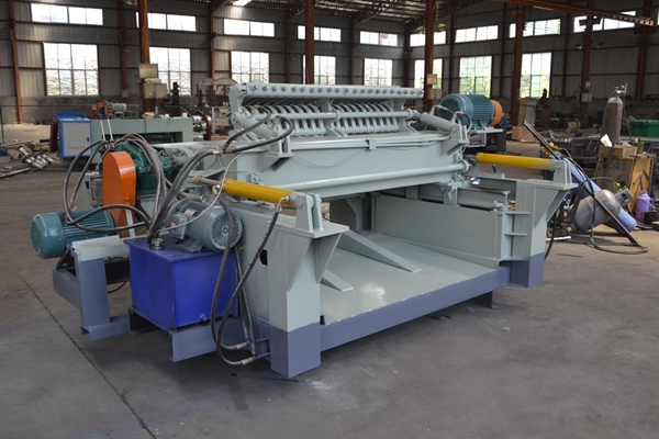 Log debarking and rounding machine