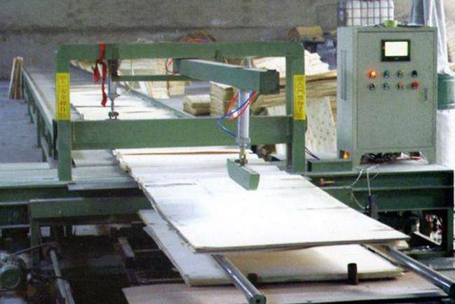 Attention should also be paid to the maintenance of the plywood machinery planking machine