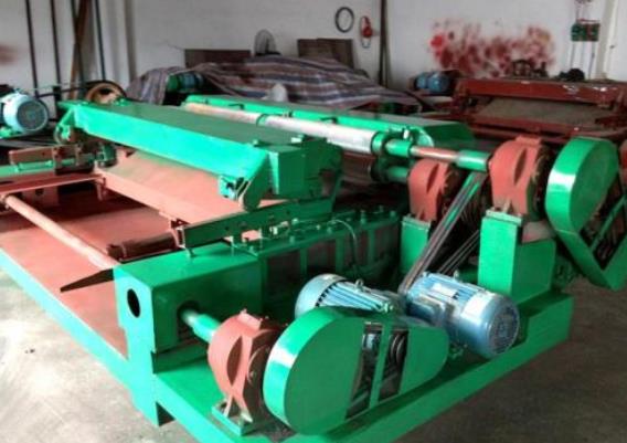 What should be paid attention to in the plywood machine operation of the rotary cutter