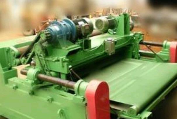 What is the effect of adjusting the veneer peeling machine