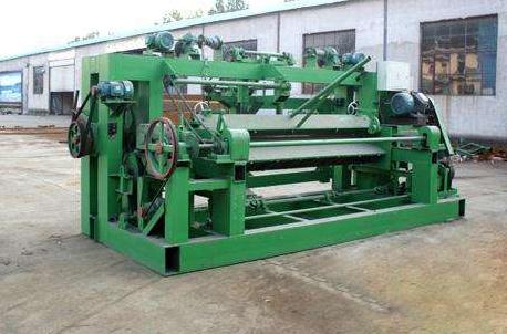 What should be paid attention to when using the veneer peeling machine