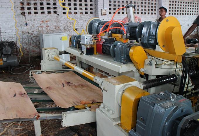 Correct maintenance of NC card free veneer peeling machine